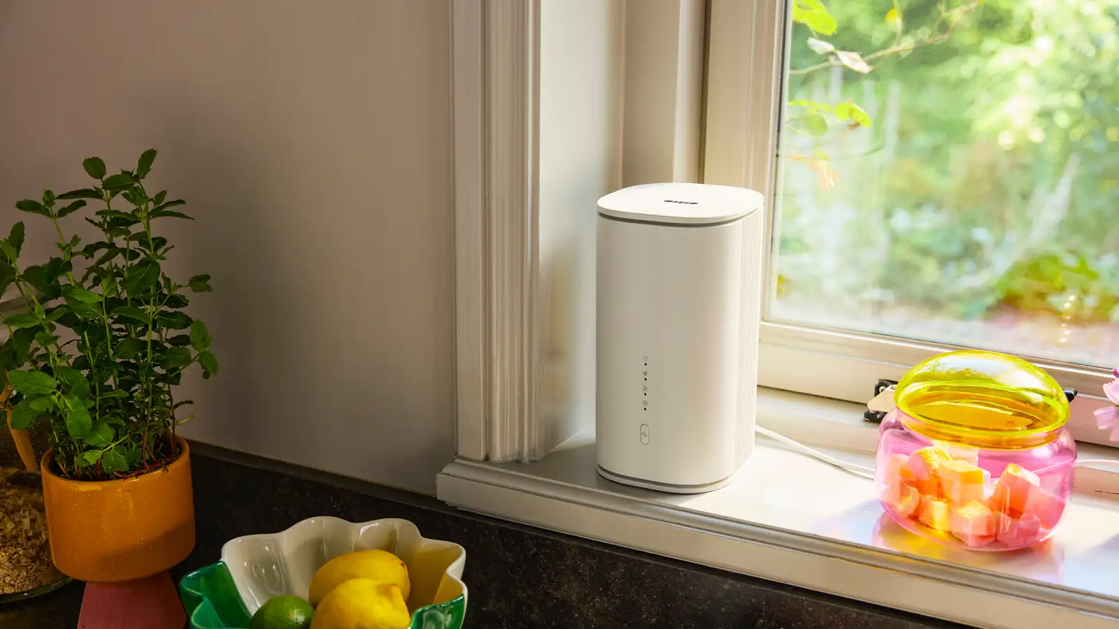 5G router thuis - moderne witte router op vensterbank met planten en natuurlijk licht